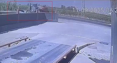 Kaza anı kamerada: Traktörle çarpışan otomobildeki 1 kişi öldü, 3 kişi yaralandı