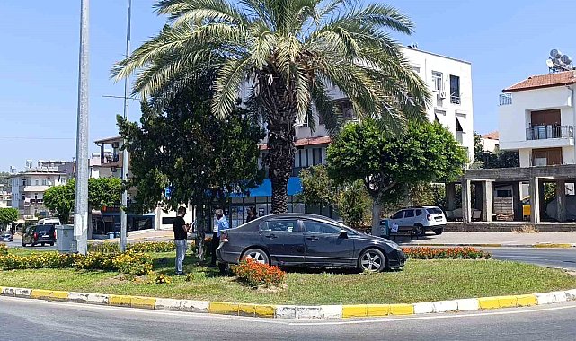 Kaza yapan otomobil refüje çıkarak durabildi