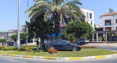 Kaza yapan otomobil refüje çıkarak durabildi