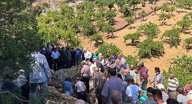 Kazada ölen 3 kişinin cenazesi yan yana toprağa verildi