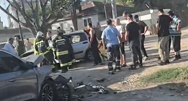 Kazada yaralanan kişi otomobilde sıkıştı