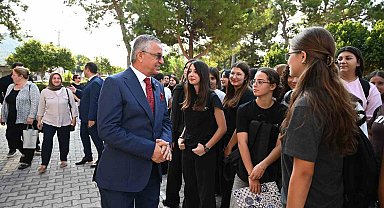 Kemer'de ilk zil, kitap ve kırtasiye hediyesiyle geldi