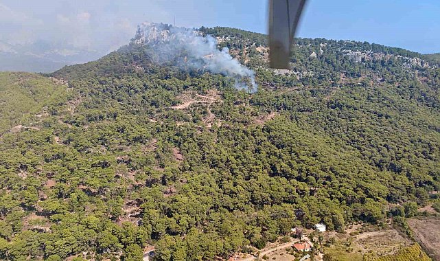 Kemer'de ormanlık alanda çıkan yangına havadan ve karadan müdahale