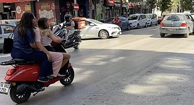 Kent merkezinde ilginç görüntü: 3 kadın aynı motosiklete bindi