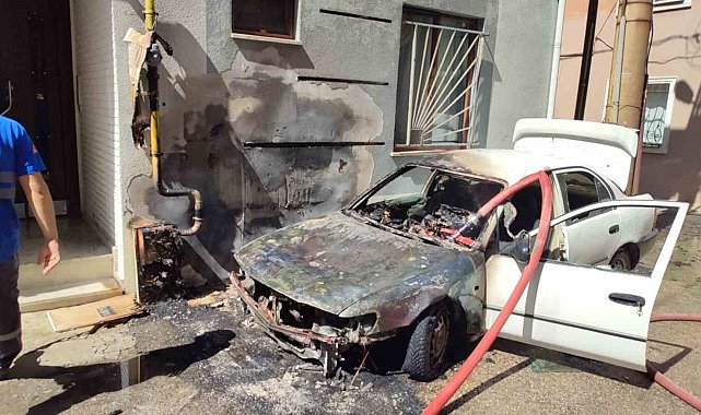 Keşan'da doğal gaz hattının yanındaki araç yangını korkuttu