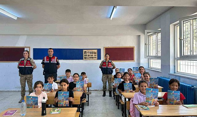 Kilis'te jandarma ekipleri öğrencilerle buluştu