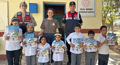 Kilis'te jandarmadan öğrencilere dergi ve hediye