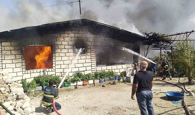 Kırıkhan'da müstakil ev alevlere teslim oldu