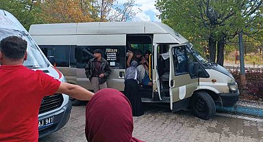 Kırıkkale'de dolmuş ağaca çarptı: 13 üniversite öğrenicisi yaralı