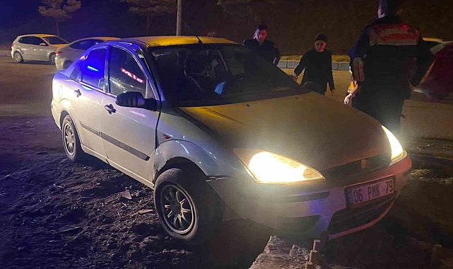 Kırıkkale'de otomobil refüje çarptı: 4 yaralı