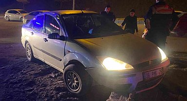 Kırıkkale'de otomobil refüje çarptı: 4 yaralı