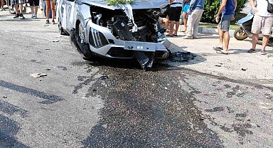 Kırmızı ışık ihlali yapan araç, gelin arabasıyla çarpıştı: 1 yaralı