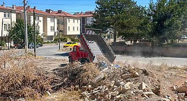Kırşehir'de kaçak moloz döken sürücü suçüstü yakalandı
