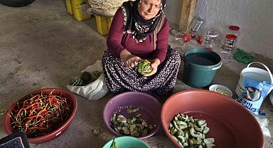 Kış hazırlıkları başladı turşu ve biberler kilerlerde yerini aldı