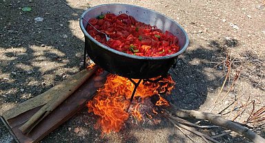 Kış mevsimi gelmeden kırsal kesimlerde salça yapımı başladı