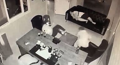 Kıskançlık yüzünden tetikçi tutmuş: Kurşunlar havada gezdi, içerde olanlar panik yaşadı