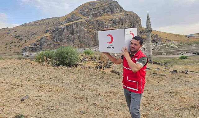 Kızılay gönüllüleri Ağrı'da köy ziyaretleriyle çocukları sevindirdi