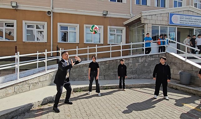 Kızılcahamam Kaymakamı çocuklarla voleybol oynadı
