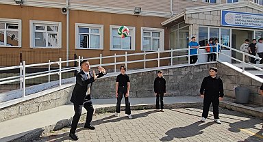 Kızılcahamam Kaymakamı çocuklarla voleybol oynadı