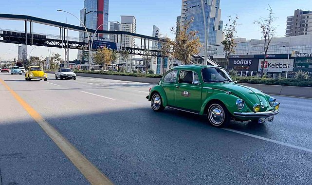Klasik otomobil tutkunları erkek sağlığına dikkat çekmek için başkent sokaklarında