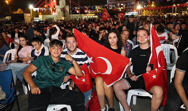 Kocaeli Kent Meydanı'nda yer gök kırmızı-beyaz