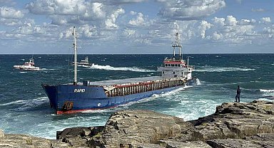 Kocaeli'de kargo gemisi karaya oturdu