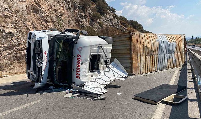 Kocaeli'nde tır devrildi, sürücü yaralandı: İstanbul istikameti trafiğe kapandı