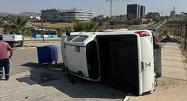 Kontrolden çıkan kamyonet takla attı