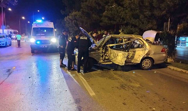 Kontrolden çıkan otomobil ağaçlara çarparak durabildi, genç sürücü yaralandı