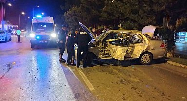 Kontrolden çıkan otomobil ağaçlara çarparak durabildi, genç sürücü yaralandı