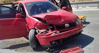 Kontrolden çıkan otomobil bariyerlere çarparken, 1 kişi yaralandı