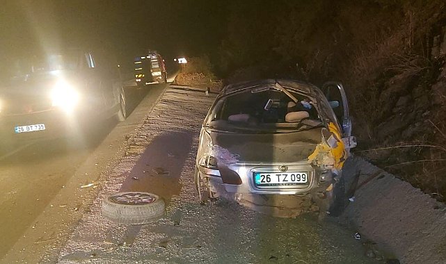 Kontrolden çıkan otomobil beton zemine çarptı: 2 kişi yaralandı