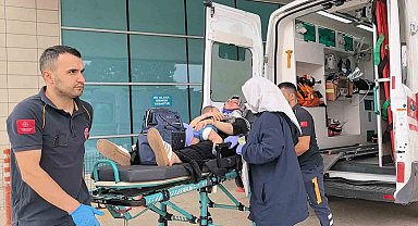 Kontrolden çıkan otomobil demir bahçe kapısına çarptı: 2'si çocuk 4 kişi yaralandı