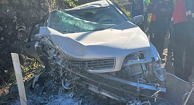 Kontrolden çıkan otomobil duvara çarptı: 2 yaralı