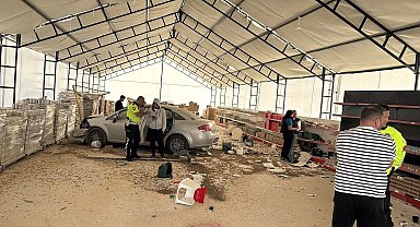 Kontrolden çıkan otomobil iş yerine girdi