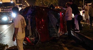 Kontrolden çıkan otomobil önce araca sonra refüje çarpıp karşı şeride geçti: 2 yaralı