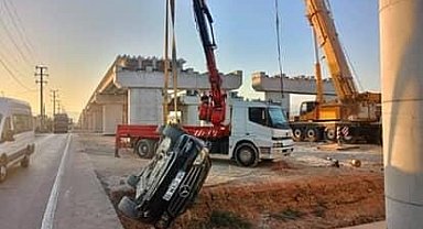 Kontrolden çıkan otomobil üst geçit inşaatına düştü: 4 kişi yaralandı