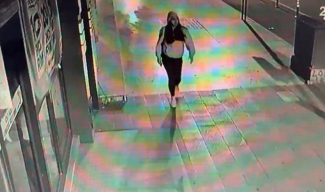 Kontrolden çıkarak işletmeye dalan otomobilin altında kalmaktan kıl payı kurtuldu