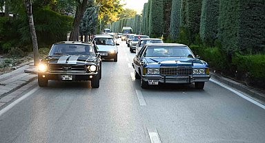 Konya Büyükşehir'den huzurevindeki büyüklere klasik araçlar ve açık hava sinemasıyla nostaljik sürpriz