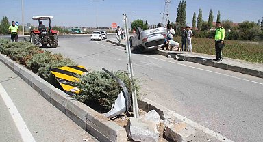 Konya'da devrilen otomobilin sürücüsü yaralandı