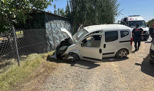 Konya'da lastiği patlayan araç bariyerlere çarptı: 2 yaralı