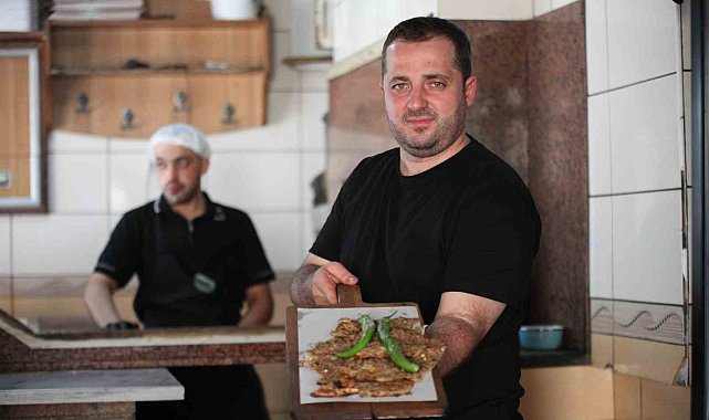 Konyalı ustalar, milli maç için Konya'ya gelen misafirleri etliekmek yemeğe davet etti