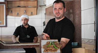 Konyalı ustalar, milli maç için Konya'ya gelen misafirleri etliekmek yemeğe davet etti
