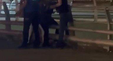 Köprülü kavşaktan kendisini atmak isteyen kadını polis engelledi