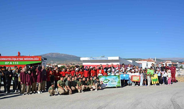 Korkuteli'de öğrenciler 'yeşil vatan' için fidan dikti