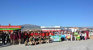 Korkuteli'de öğrenciler 'yeşil vatan' için fidan dikti