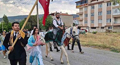 Körüklü çizme giren damat, üç etekli gelinini atıyla aldı