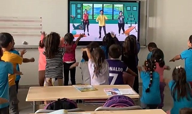 Köy okulunda akıllı tahta sevinci