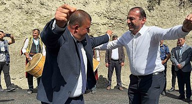 Köy yolu asfaltlandı, büyük sevinç yaşayan köylülüler çiftetelli oynadı