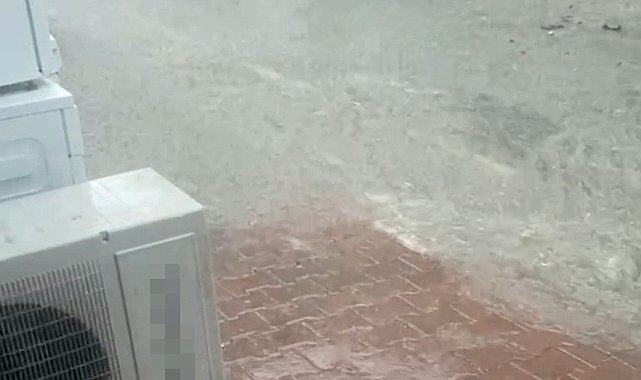 Kozcağız'da sağanak yağış yolları göle çevirdi